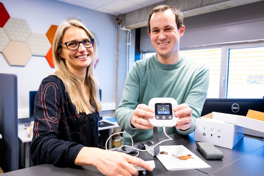 Professor Kjersti Engan og Jarle Urdal viser fram helseteknologien Moyo, som måler hjerterytme på babyer.