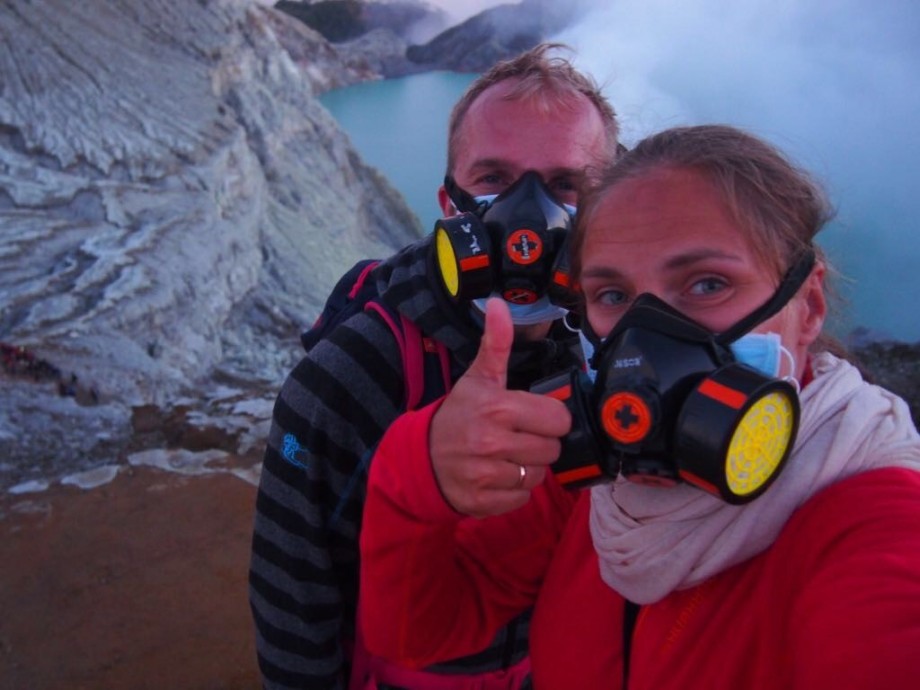 Lukasz Derdowski og kona på Agung-vulkanen i Indonesia.