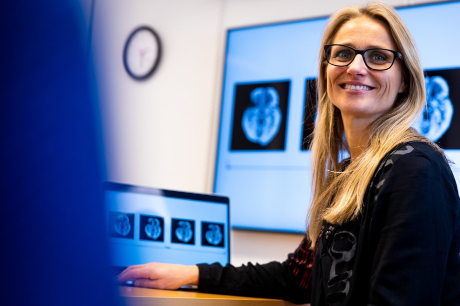 Professor Kjersti Engan ved IDE foran skjermer med MRI-bilder