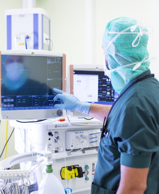 Anestesisykepleier ser på monitor
