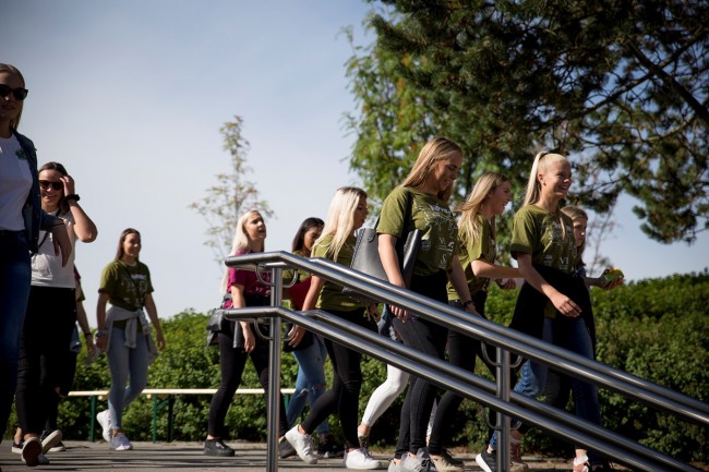 Studenter i trapp ute på campus_studiestart august