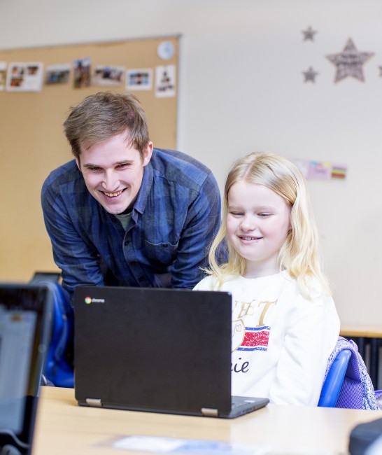 Jonas Braathen, mannlig lærerstudent er i praksis på barneskole Iglemyr