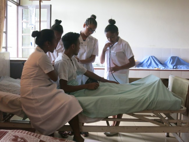 Sykepleiestudenter fra Madagskar i simulering