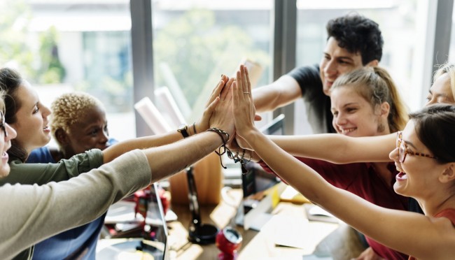 studenter som gir hverandre high five