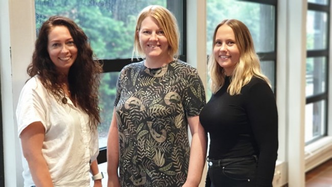Ansatte i administrasjonen ved Fakultet for utøvende kunstfag. F.v.: Lena Crosby Haug, Jannicke Fjermestad og Vilde Baklid. Foto: Agnete in't Veld Bendiksen