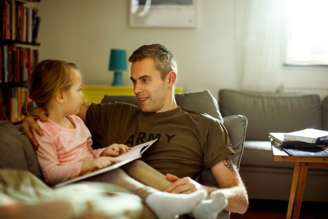 far og datter leser