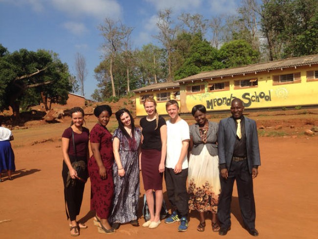 Blidet viser studentene i praksis på en malawisk skole