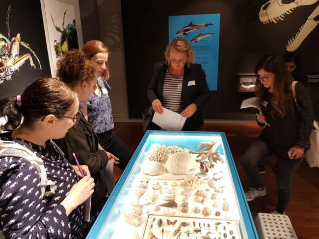Ein gjeng kvinner står samla rundt ein utstillingsmonter på Stavanger museum