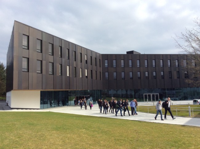 Handelshøgskolens bygg Elise Ottesen-Jensens hus med studenter i forgrunnen