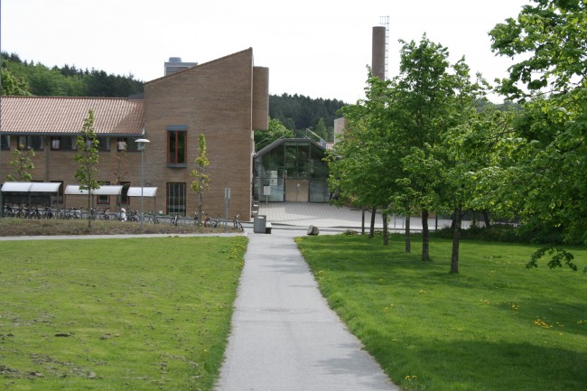 Kjell Arholms hus sett fra stien ved Arne Rettedals hus.
