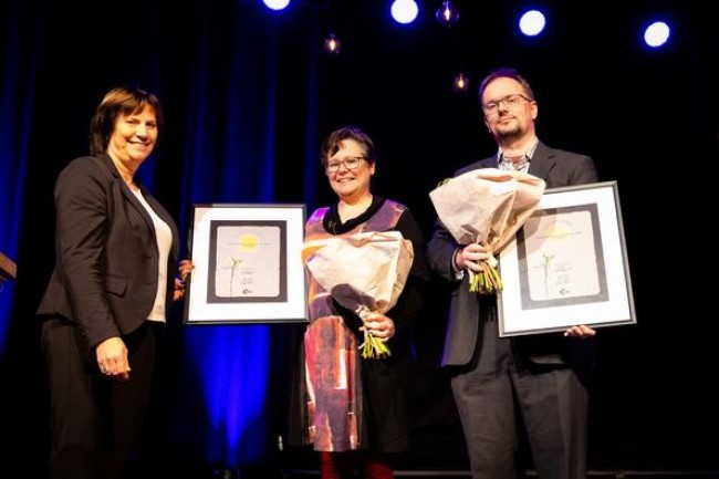 Dolly Jørgensen og Finn Arne Jørgensen ,mottok Lyses forskningspris under UiS sin 15.årsfest. Prisen ble delt ut av konserndirektør Grethe Høiland