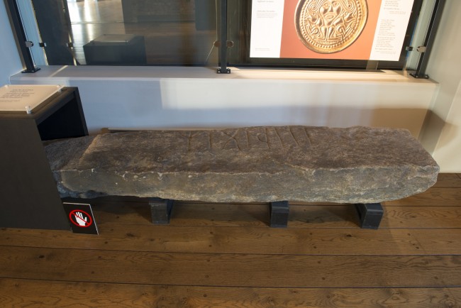 runestein utstilt på Arkeologisk museum