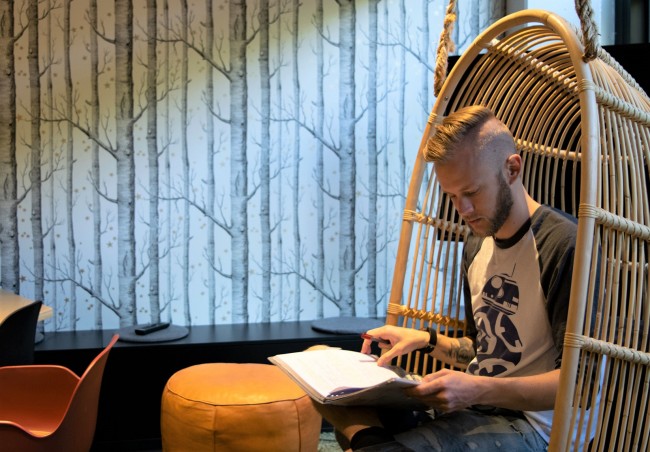 Nordisk og lesevitenskap, illustrasjonsfoto. Student som leser notater.