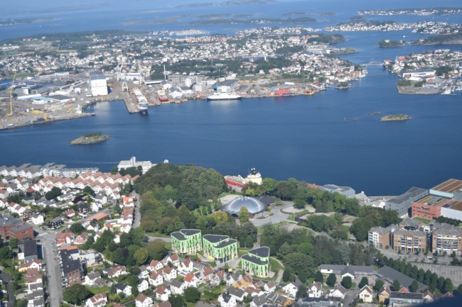 Flyfoto av innseilingen til Stavanger, med Bjergsted i forgrunnen