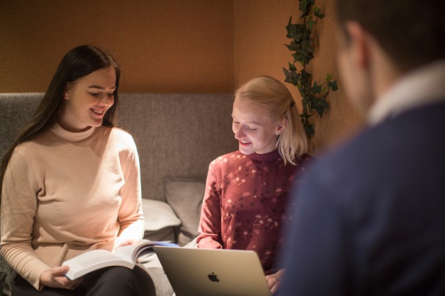 Studenter sitter og jobber sammen i studieverkstedet på UiS