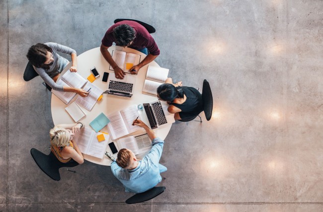 studenter rundt et bord. Foto: Shutterstock