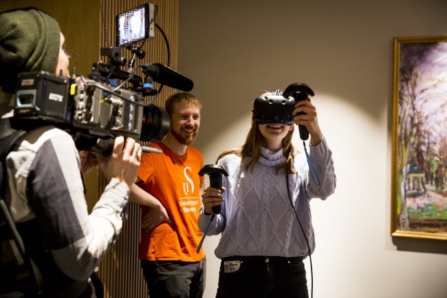 Kvinne bruker VR-briller. Foto: Mari Løvås