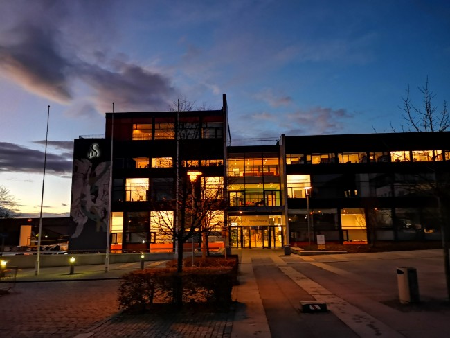 Arne Rettedals hus på campus Ullandhaug på kvelden