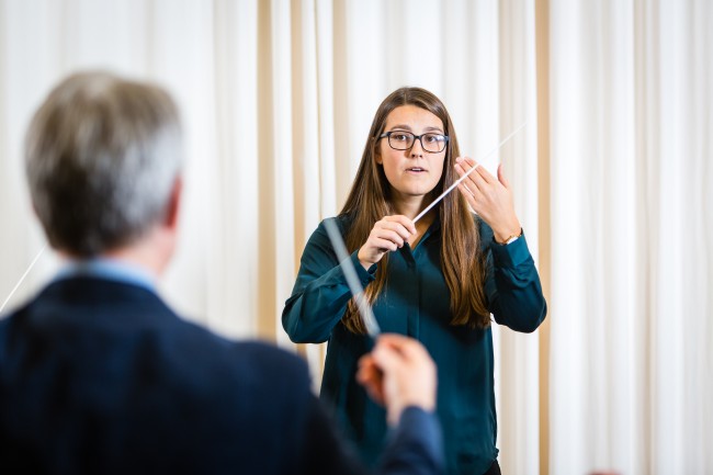 Dirigentstudent Guri Haugli ved Fakultet for utøvende kunstfag. Foto: Marius Vervik