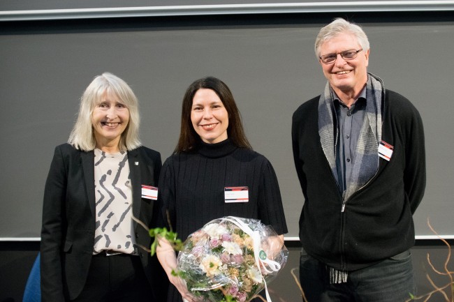 Prisvinnar Heidi Torkildson Ryste med blomsterbukett, saman med rektor Marit Boyesen og rettleiar Odd Einar Olsen. 