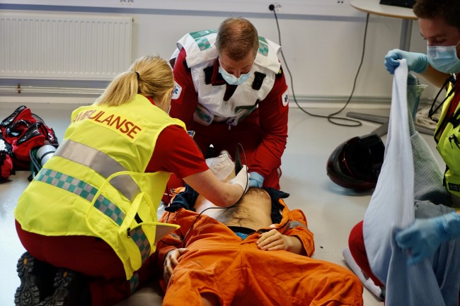 Simulering i HelseCampus Stavanger - Ambulansearbeider bruker ultralyd i undersøkelse av pasient på skadested