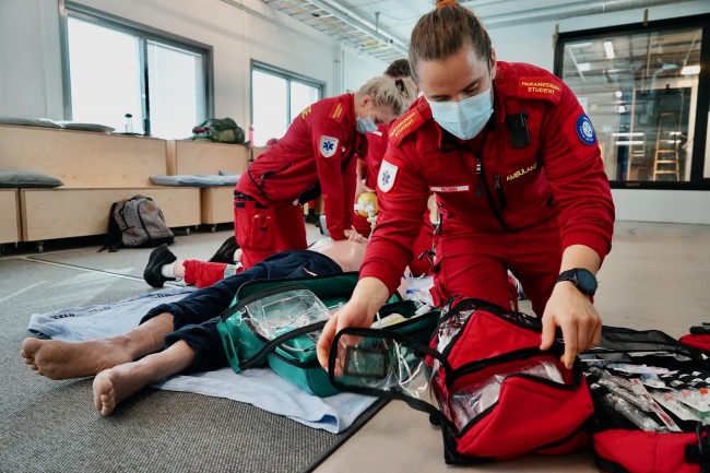 Paramedisinstudenter i ferdighetstrening i HelseCampus Stavanger