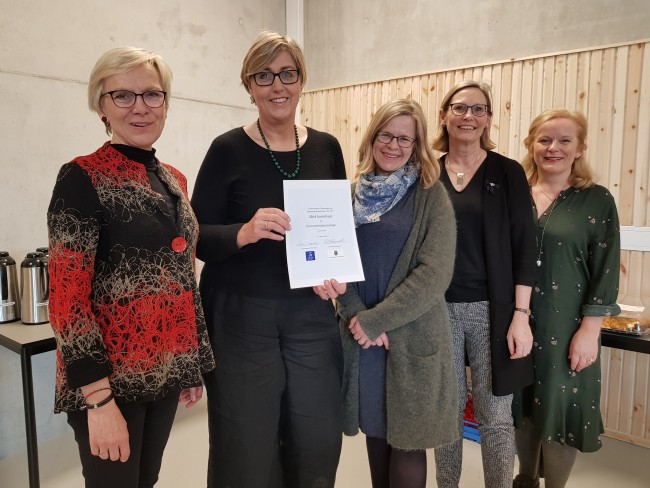 Signering av avtale om at Jåttå barnehage blir universitetsbarnehage. Jorunn Melberg, Tove Erna Belland fra Jåttå barnehage, Monica Buvig Stenseth fra Stavanger kommune, Elaine Munthe og Inger Benny Tungland fra IBU