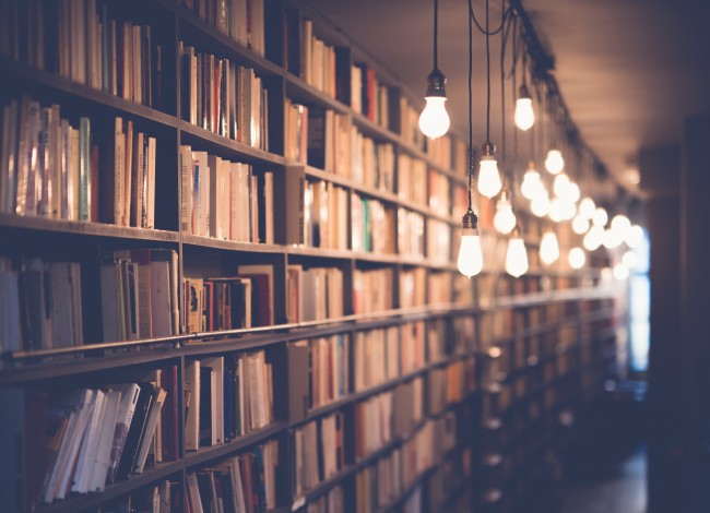 bokhyller og lys i bibliotek