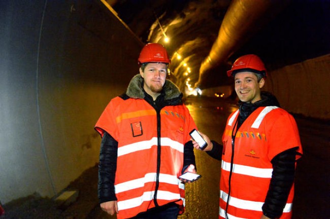 Studentene Endre Helland og Thomas Johnsrud har utviklet en app som kan brukes i nødsituasjoner i tunneler. Foto: Øyvind Ellingsen / Statens vegvesen.