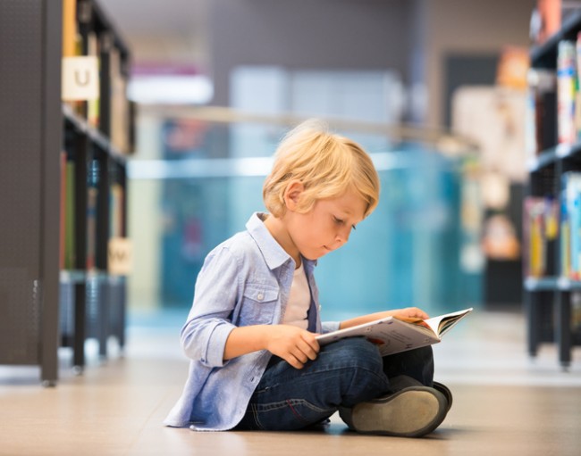 gutt leser i bibliotek