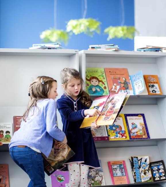 to førsteklassejenter ser i bøker. foto: Elisabeth Tønnessen