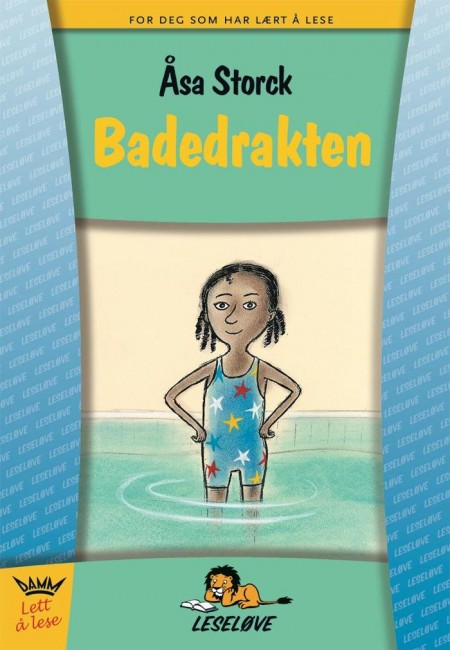 Bokomslag: Jente i badedrakt står med bena i vannet i et badebasseng