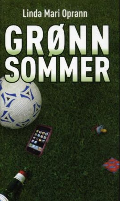 Bokforside: Fotball, telefon og flaske som ligger på gresset.