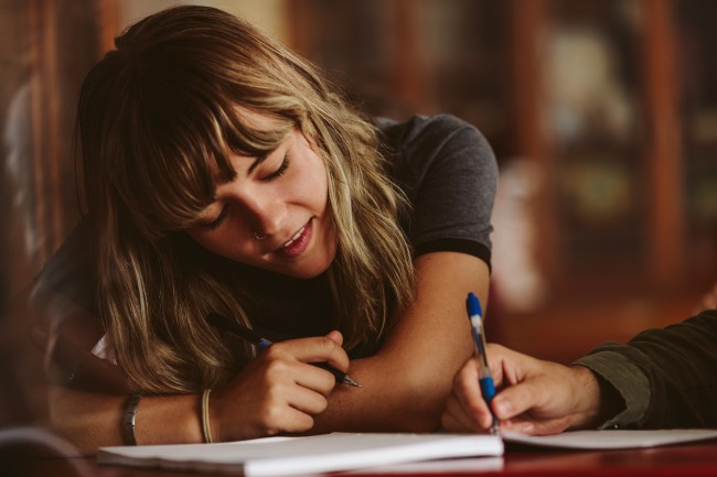 Jente i bibliotek. foto: Getty