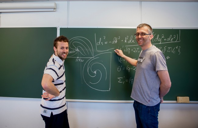 Ben David Normann og Sigbjørn Hervik viser formler på en tavle