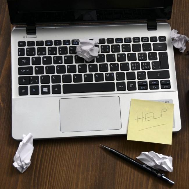 Laptop med post-it lap som det står "Hjelp" på