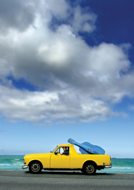 gul bil med blå bass