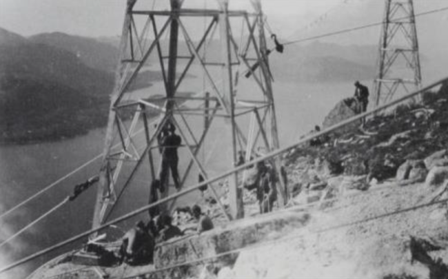 Kraftlinjer bygges over Høgsfjorden i 1957
