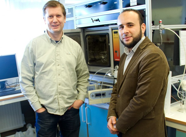 Professor Malcolm Kelland og forsker Mohamed Mady på laboratoriet