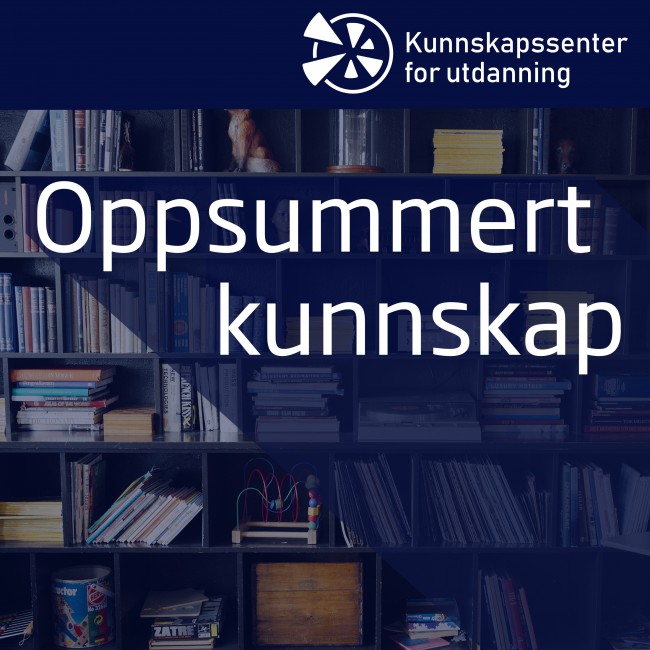 Illustrasjonsbilde: Hvit tekst: Oppsummert kunnskap og logo for Kunnskapssenter for utdanning foran en bokhylle. 