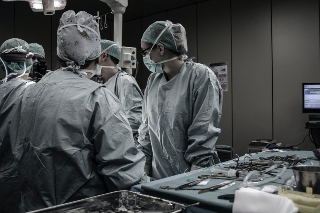 Helsepersonell kledd for operasjon i en operasjonssal