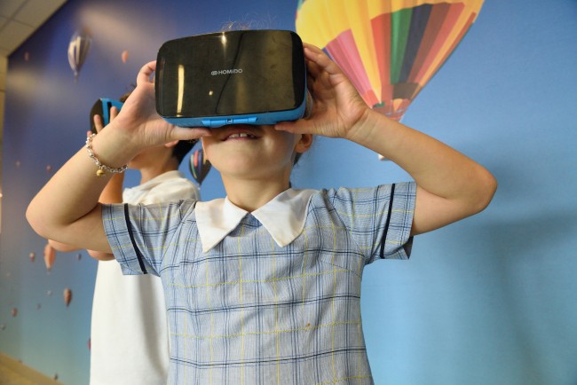 Et barn med VR-headset