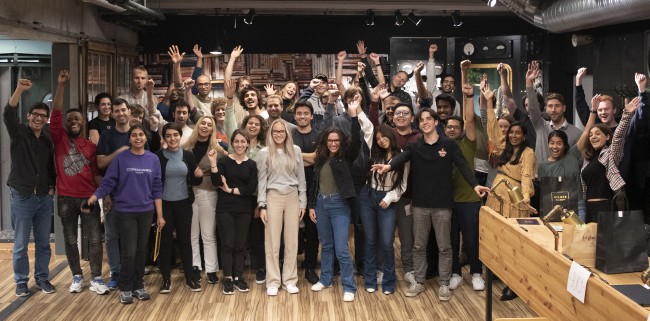 Gruppebilde av glade deltakerne på Future Energy Hack i Dataverkstedet