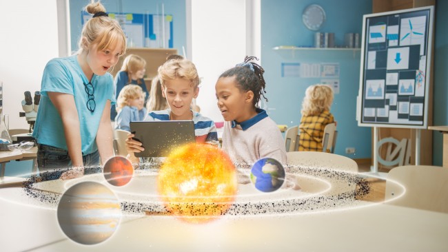 Barn i klasserom bruker AR til å se solsystemet