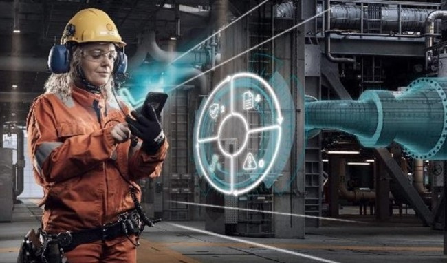 Digital twin og kvinnelig ingeniør