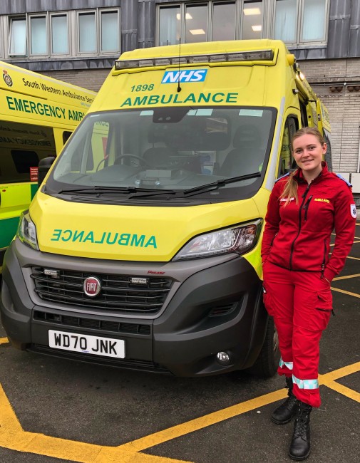 Bilder viser paramedisin-studenten Emilie Røkaas - som var på utveksling i Plymouth i England - i paramedisiner-uniform foran en ambulanse.