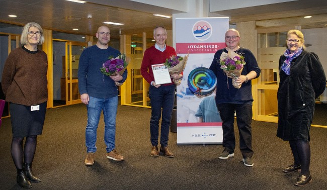 Fra venstre: Helle Schøyen, administrerende direktør Helse Stavanger, Frode Bremseth, Stavanger universitetssykehus, Stephen Sollid, Universitetet i Stavanger, Olav Østebø, Stavanger universitetssykehus, Inger Cathrine Bryne, administrerende direktør Helse Vest og Hilde Christiansen, direktør medarbeider, organisasjon og teknologi, Helse Vest​. Foto: Kjetil Alsvik.
