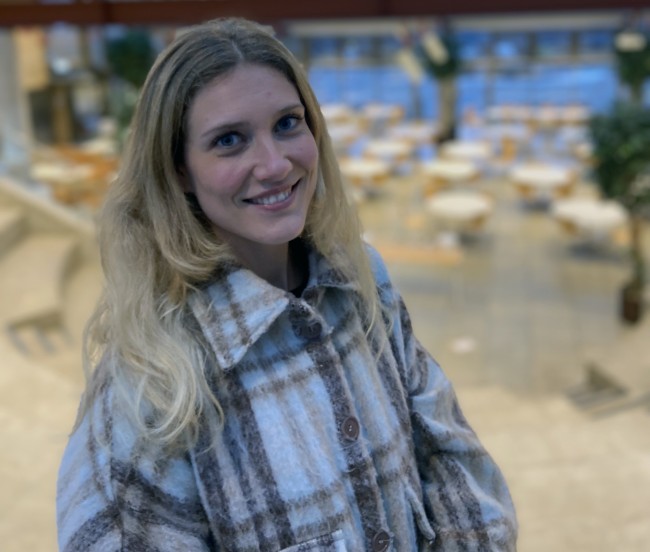Bildet viser UiS-studenten Lene Woll i Kjell Arholms hus som omtales i artikkelen.