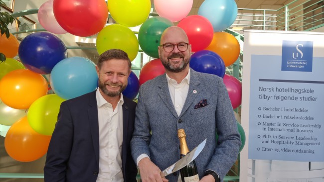 Bent Høie og Dag Terje Klarp Solvang foran ballonger i anledning åpningen av Norsk hotellhøgskoles 110-årsjubileum.