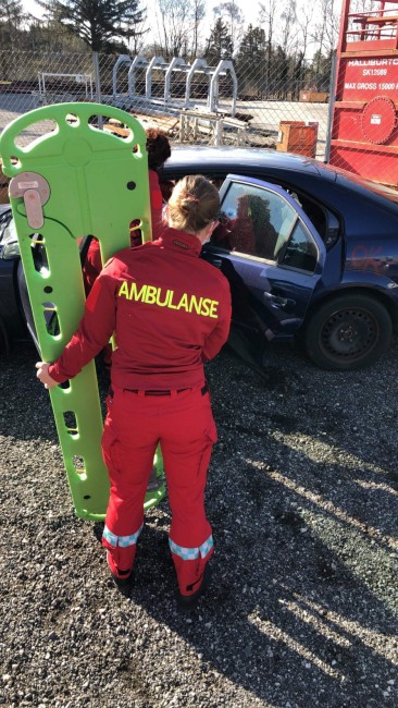 Bildet viser paramedisin-studenten Ingrid Othman Arnesen som bærer en båre under ferdighetstrening. 